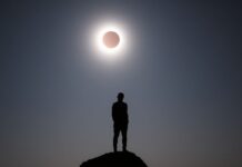 Güneş Tutulması: Gölgeler Arasında Bir Macera Solar Eclipse: An Adventure Among Shadows