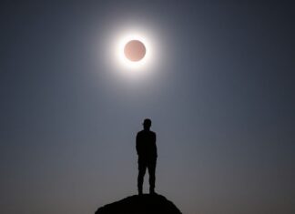Güneş Tutulması: Gölgeler Arasında Bir Macera Solar Eclipse: An Adventure Among Shadows